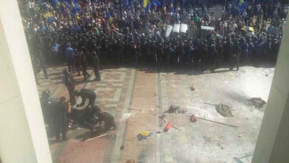 Согласно последним данным МВД, в результате столкновений возле здания парламента в Киеве погиб 24-летний боец Нацгвардии, еще не менее 125 правоохранителей получили различные ранения