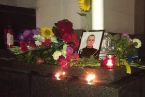 К месту гибели нацгвардейца под Радой киевляне несут цветы. Фоторепортаж