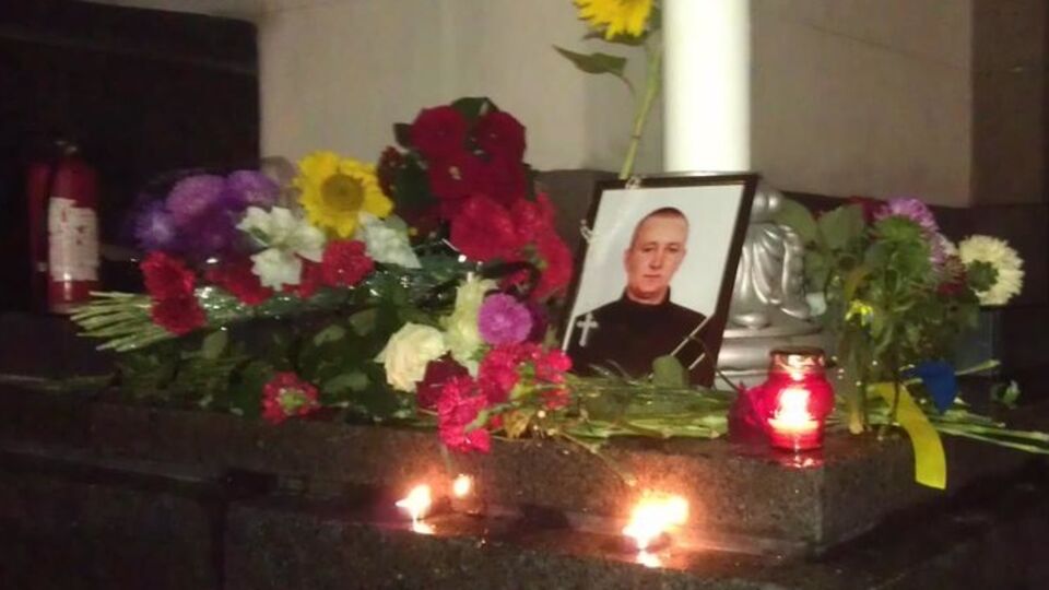 К месту гибели нацгвардейца под Радой киевляне несут цветы. Фоторепортаж