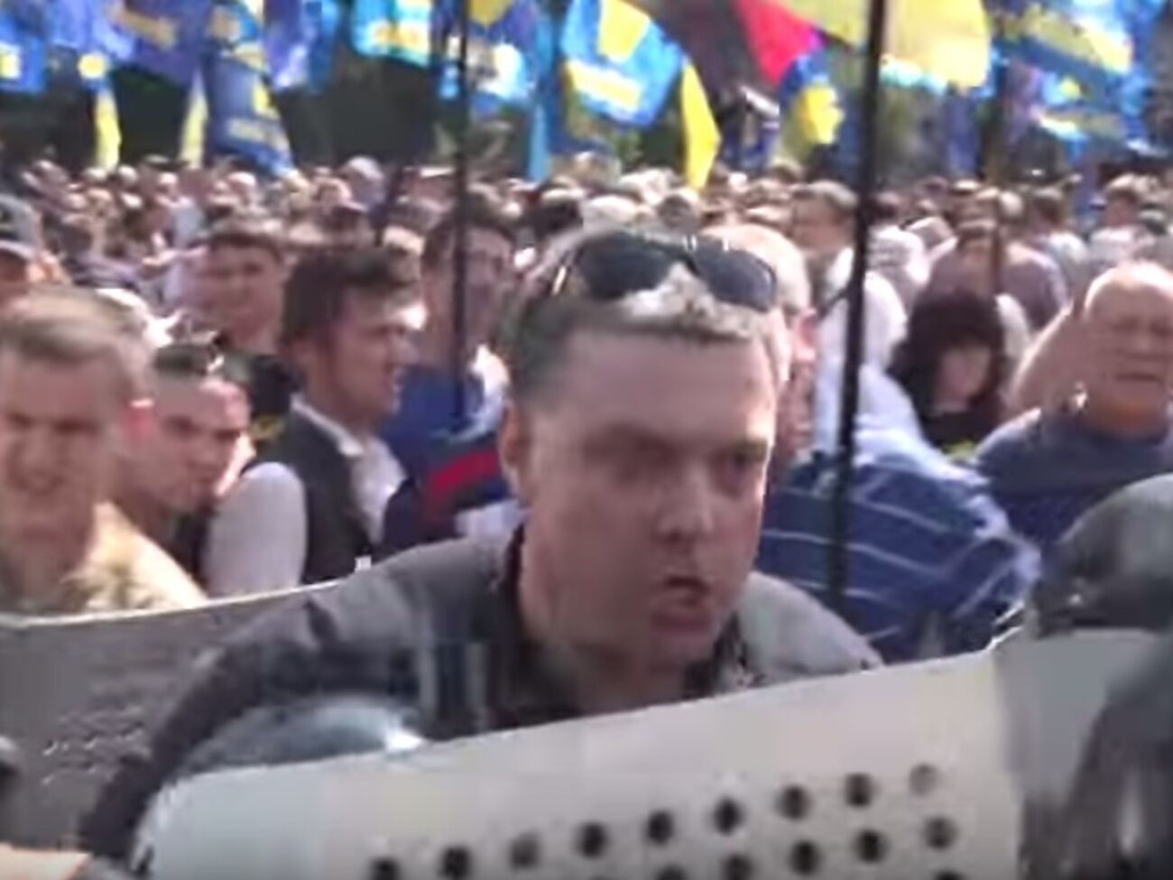 Олег Тягнибок во время общения с правоохранителями