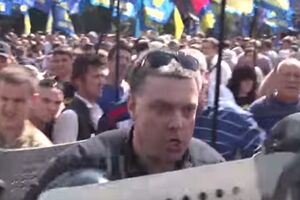 Олег Тягнибок во время общения с правоохранителями