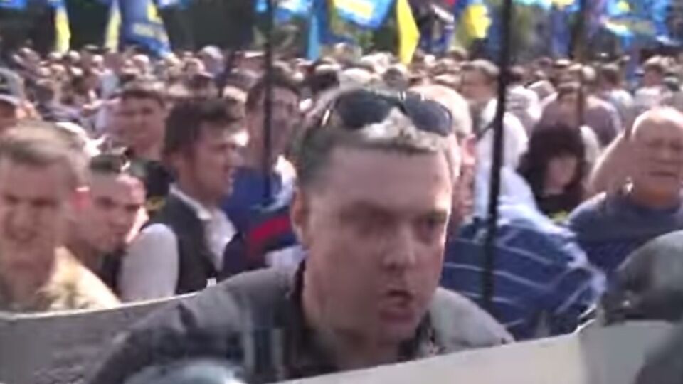 Олег Тягнибок во время общения с правоохранителями