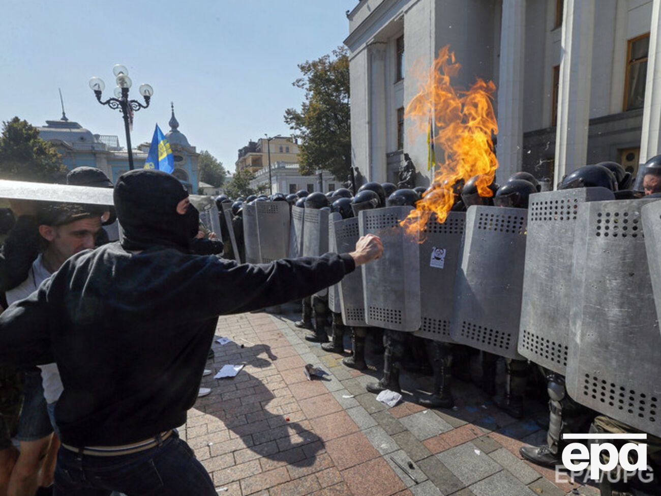 В столкновениях пострадали более 100 правоохранителей