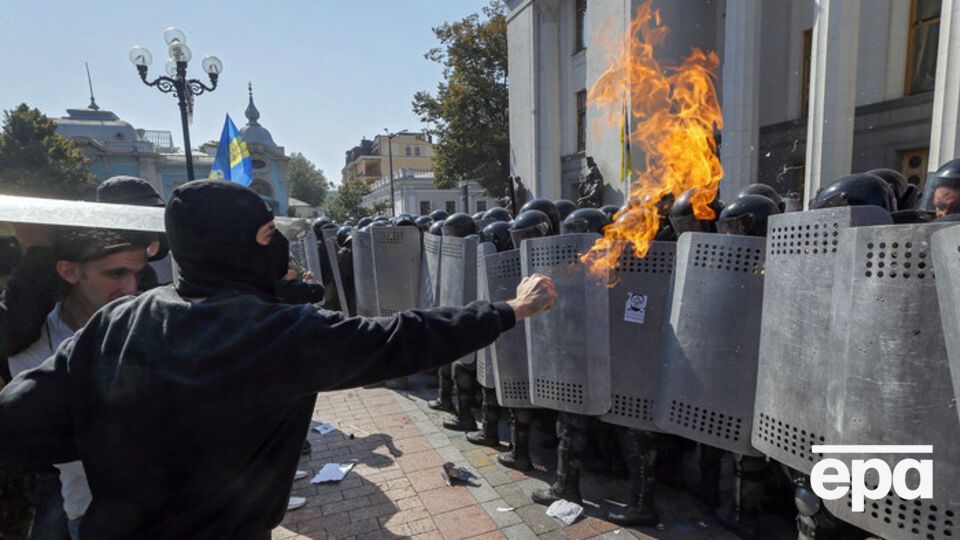 В столкновениях пострадали более 100 правоохранителей