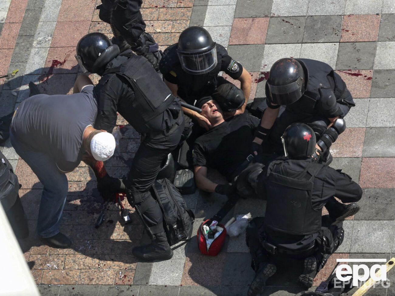 Государственные награды получили 15 сотрудников МВД и Нацгвардии, трое из них посмертно