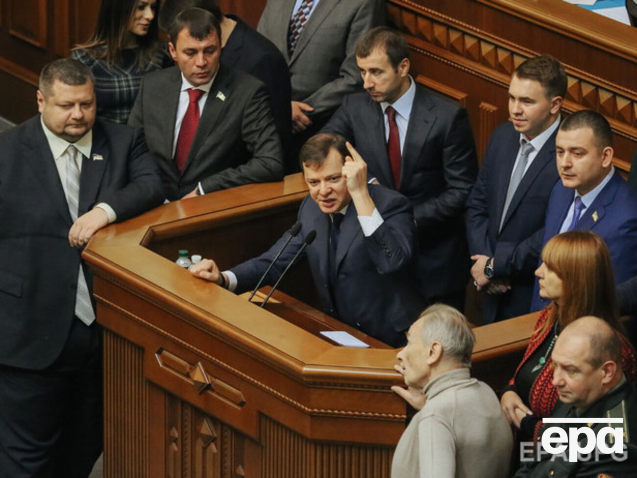 Ляшко и несколько нардепов от Радикальной партии пытаются зайти в Администрацию Президента