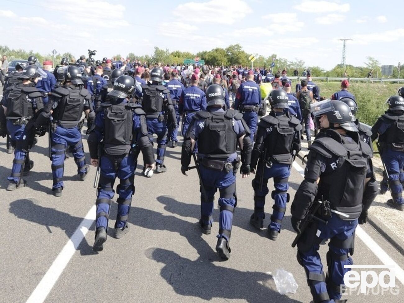 Мигрантам удается прорывать кордоны полиции