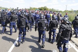 Мигрантам удается прорывать кордоны полиции