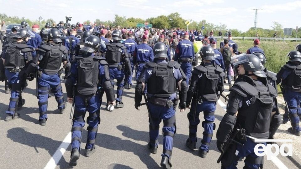 Мигрантам удается прорывать кордоны полиции