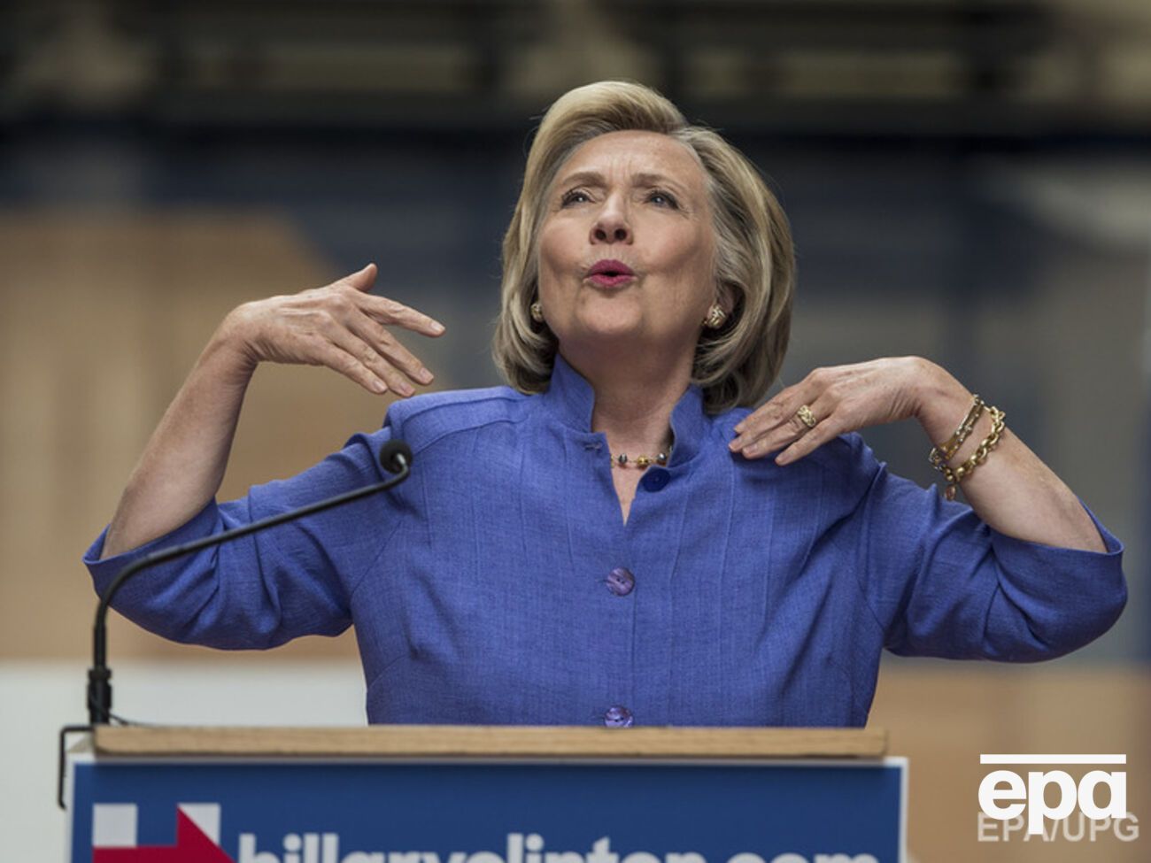 Клинтон: То, что Путин может встать и сказать: "Я буду вашим следующим президентом", имеет свою привлекательность