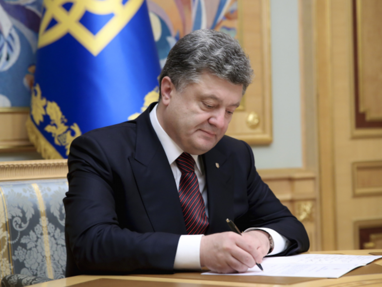 Порошенко подписал закон, обязывающий раскрывать конечных собственников СМИ