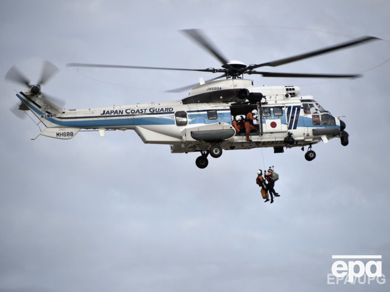 Спасательные вертолеты эвакуируют жителей с крыш затопленных домов