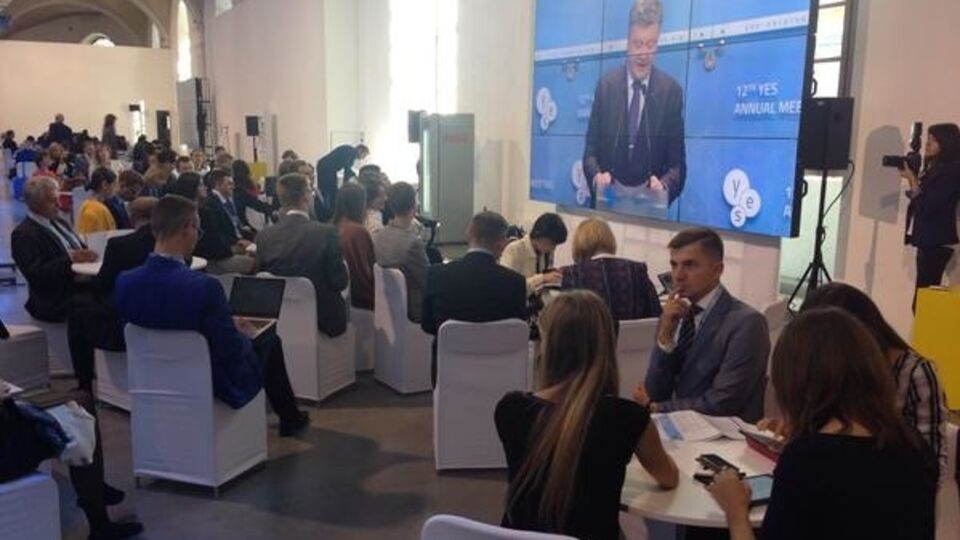 Петр Порошенко на саммите YES заявил, что у него есть "сдержанный оптимизм" по поводу развития событий на Донбассе