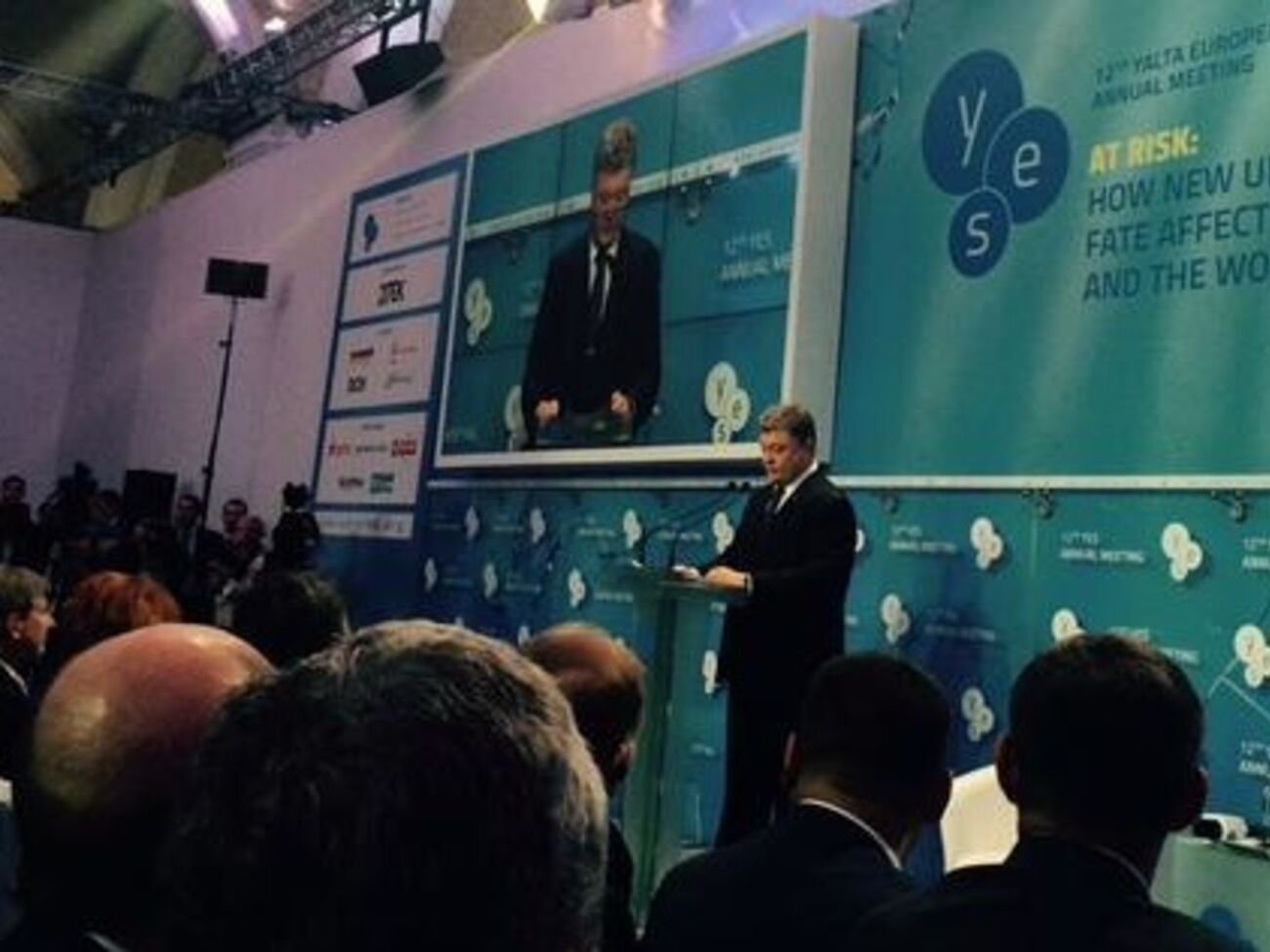 Петр Порошенко заявил, что хотя стрельба прекратилась, российские военные продолжают находиться на Донбассе