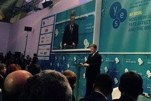 Петр Порошенко заявил, что хотя стрельба прекратилась, российские военные продолжают находиться на Донбассе