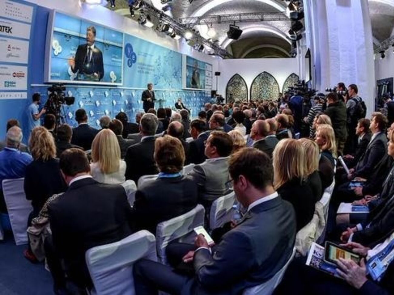 Петр Порошенко выступил за расширение контактной группы