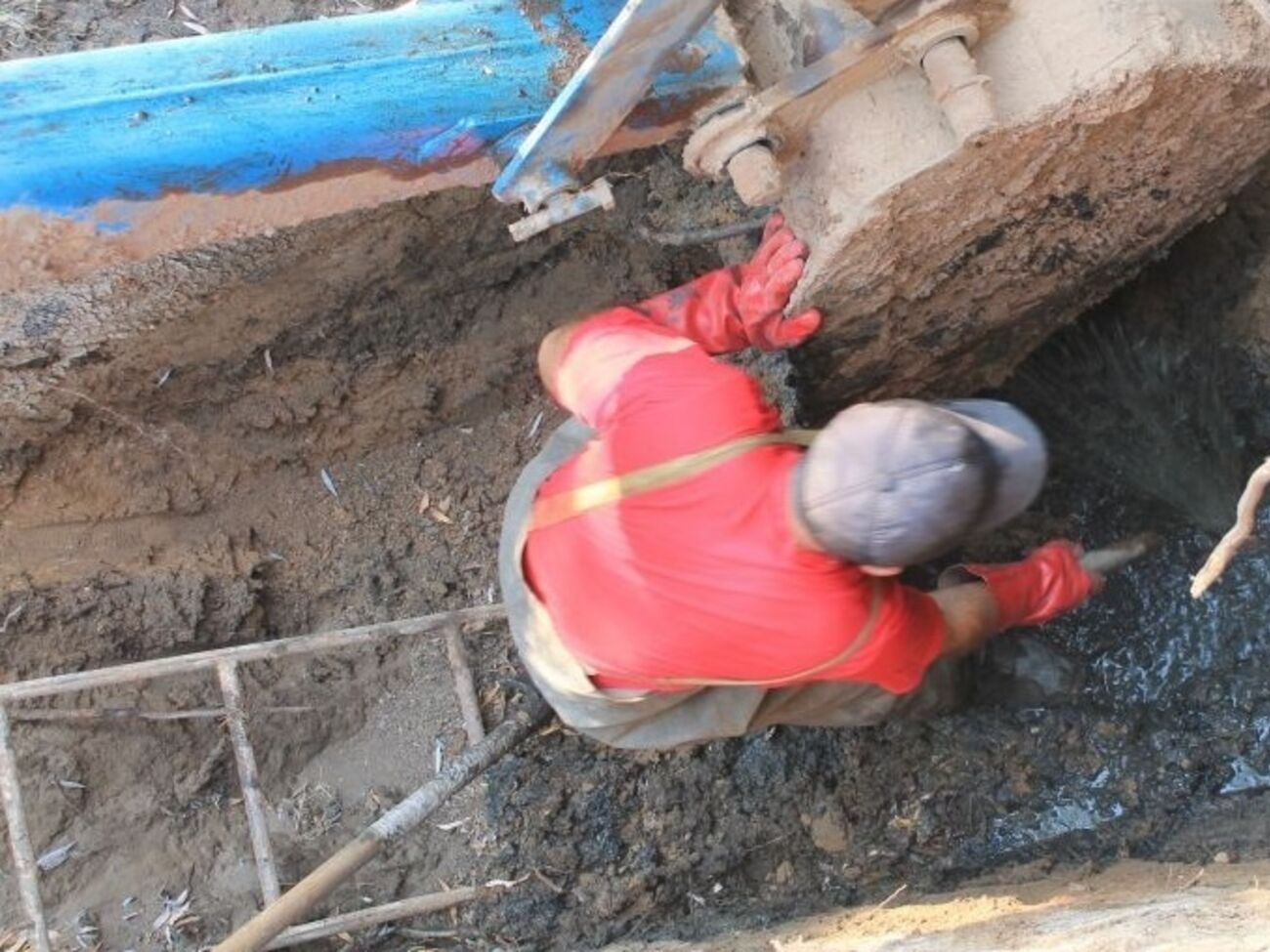 Совместно с коммунальными предприятиями на Донбассе ремонтируют мосты и налаживают линии электропередач