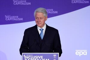 Клинтон пожелал украинцам мира