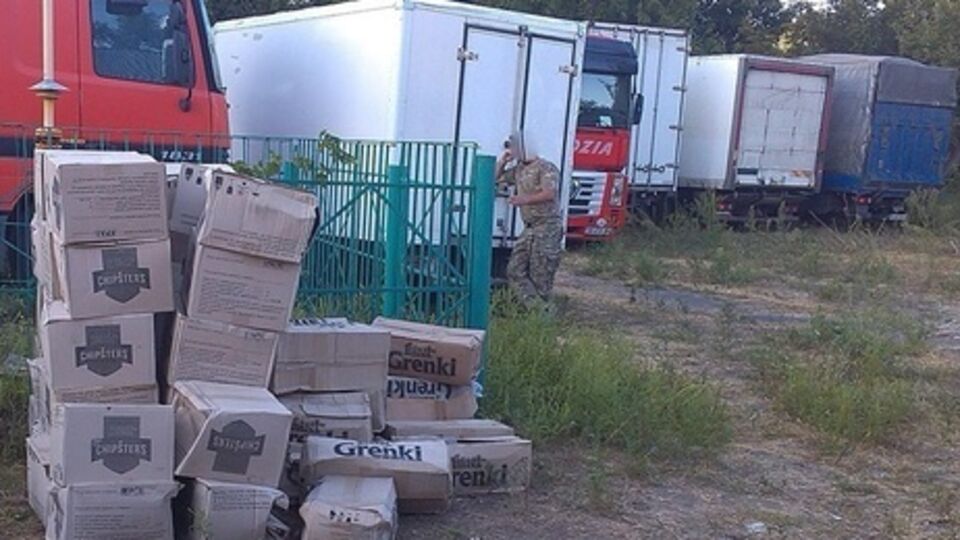 Мобильная группа задержала военных с контрабандным товаром