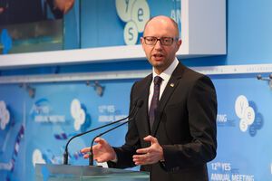 Яценюк: Мы хотим построить такую государственную службу, которая не будет зависеть от политиков