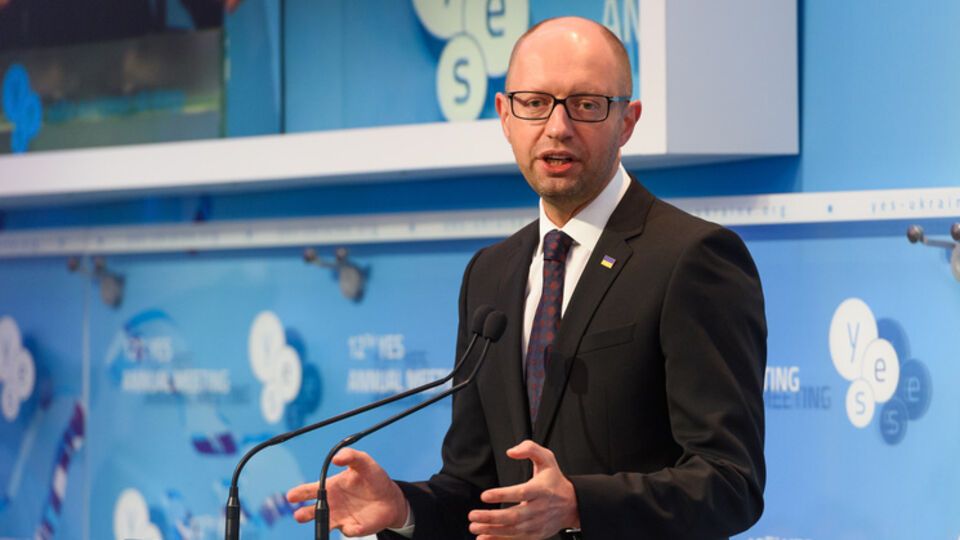 Яценюк: Мы хотим построить такую государственную службу, которая не будет зависеть от политиков