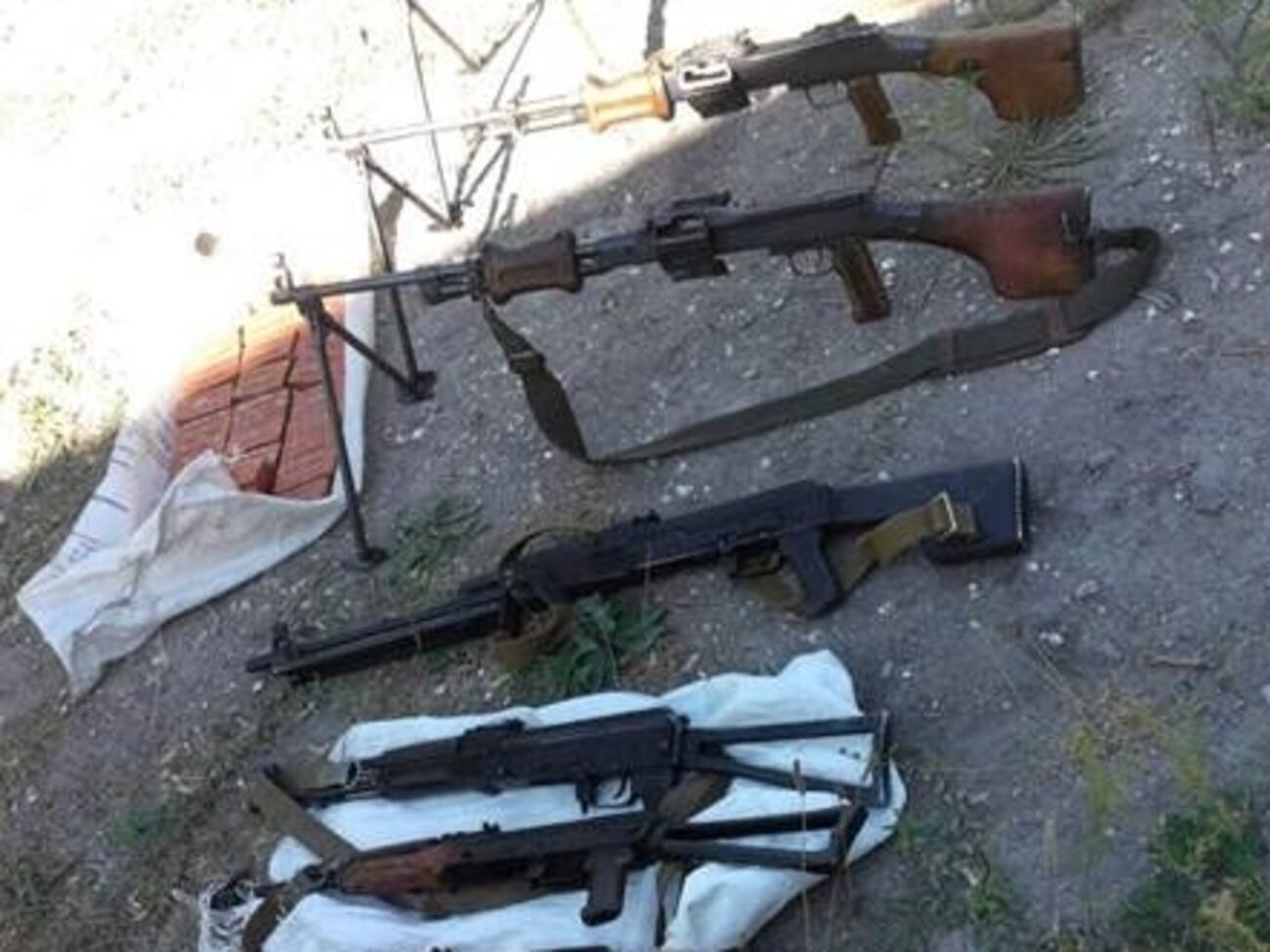 В тайнике хранилось стрелковое оружие различных марок