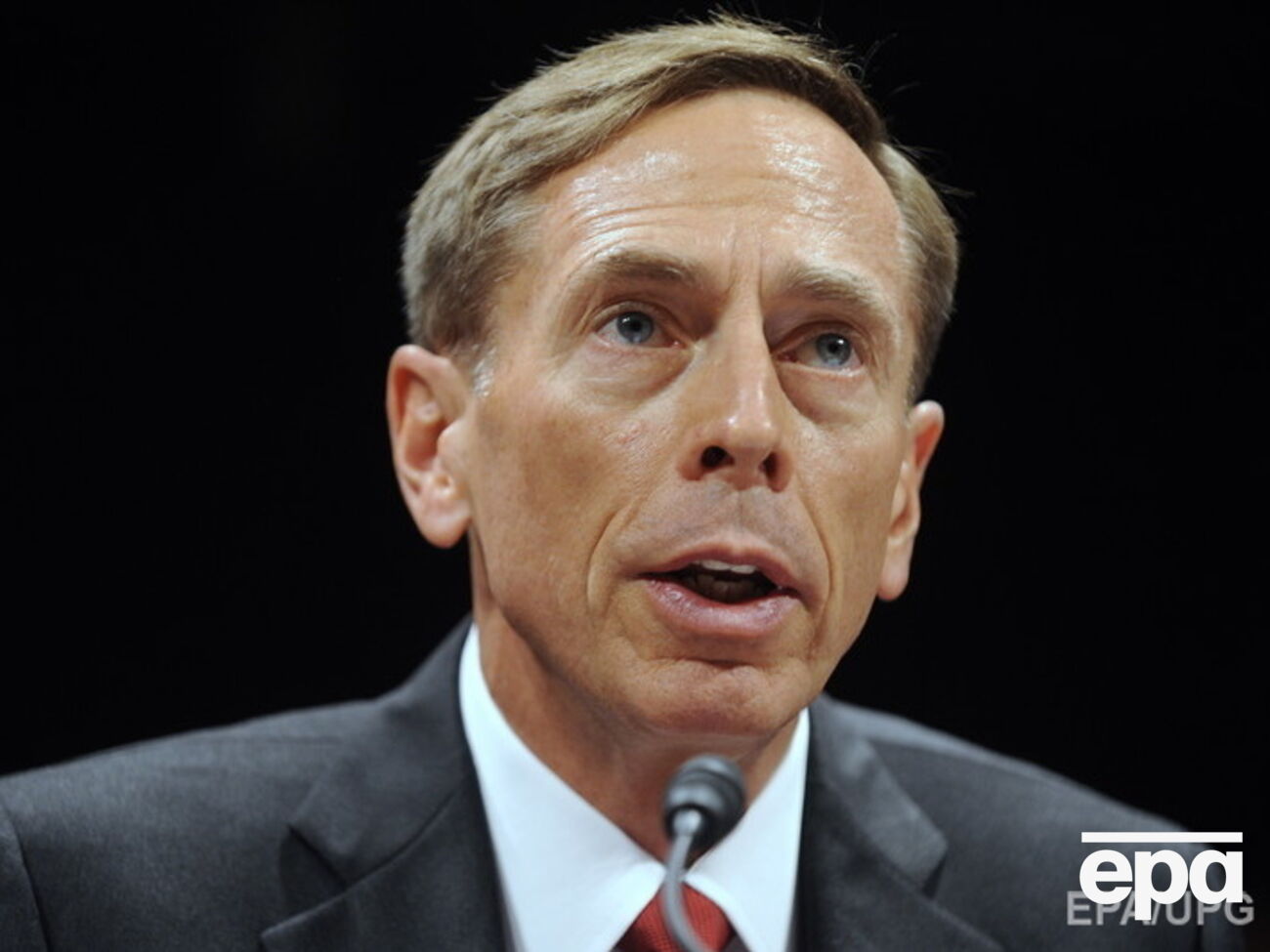 Экс-глава ЦРУ Петреус считает, что Запад должен помочь обороне Украины