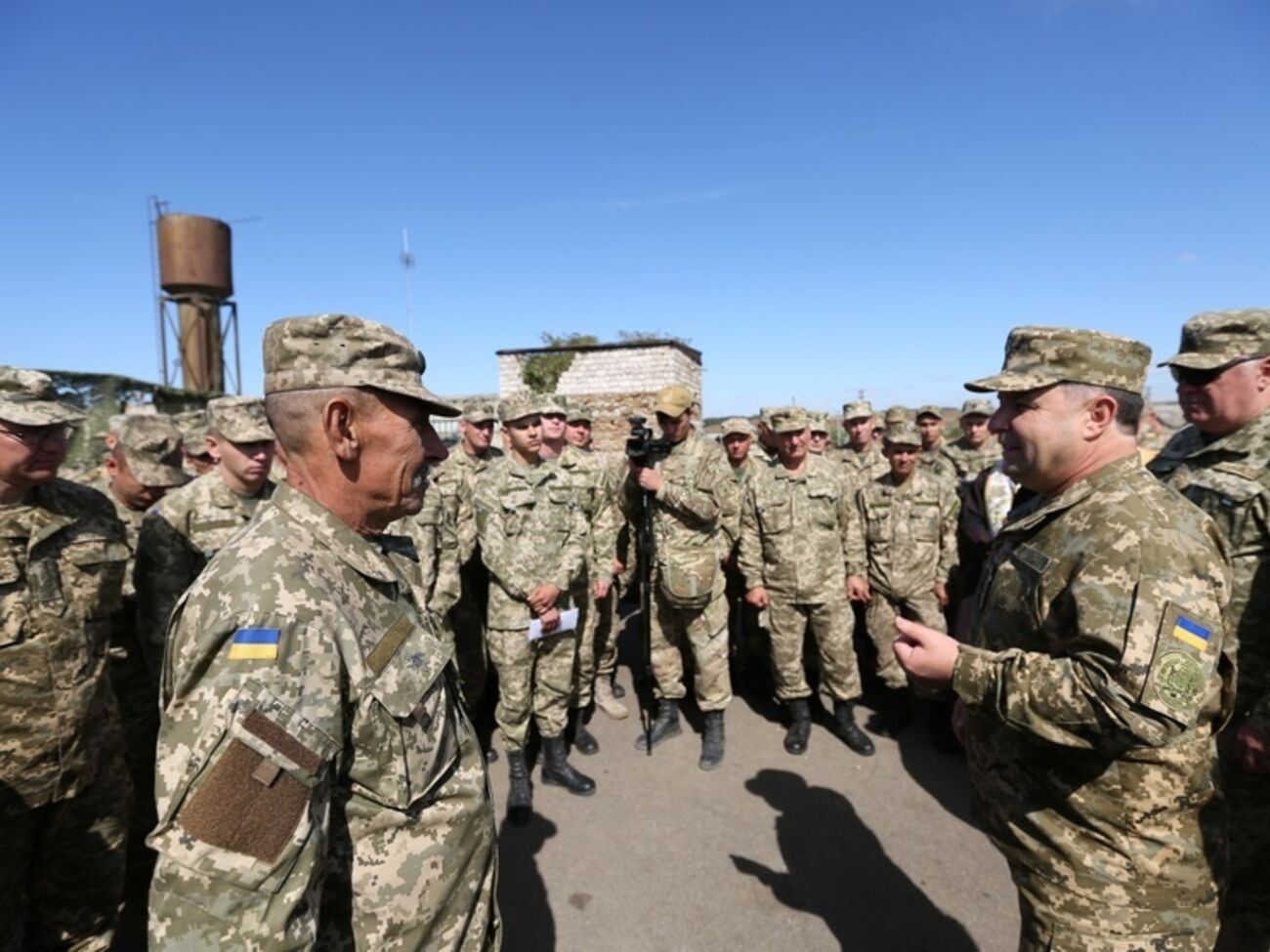 Министр обороны наградил 50 военнослужащих за самоотверженность и стойкость