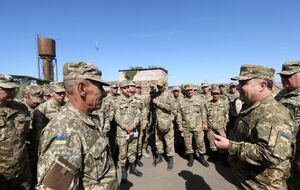 Министр обороны наградил 50 военнослужащих за самоотверженность и стойкость
