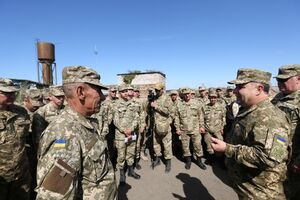 Министр обороны наградил 50 военнослужащих за самоотверженность и стойкость