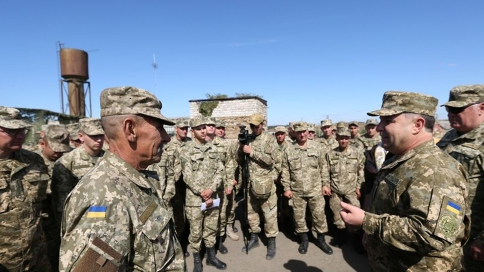 Министр обороны наградил 50 военнослужащих за самоотверженность и стойкость