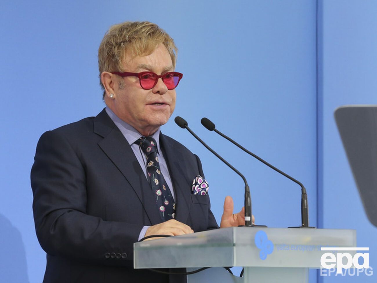 Сэр Элтон Джон заверил Украину в поддержке