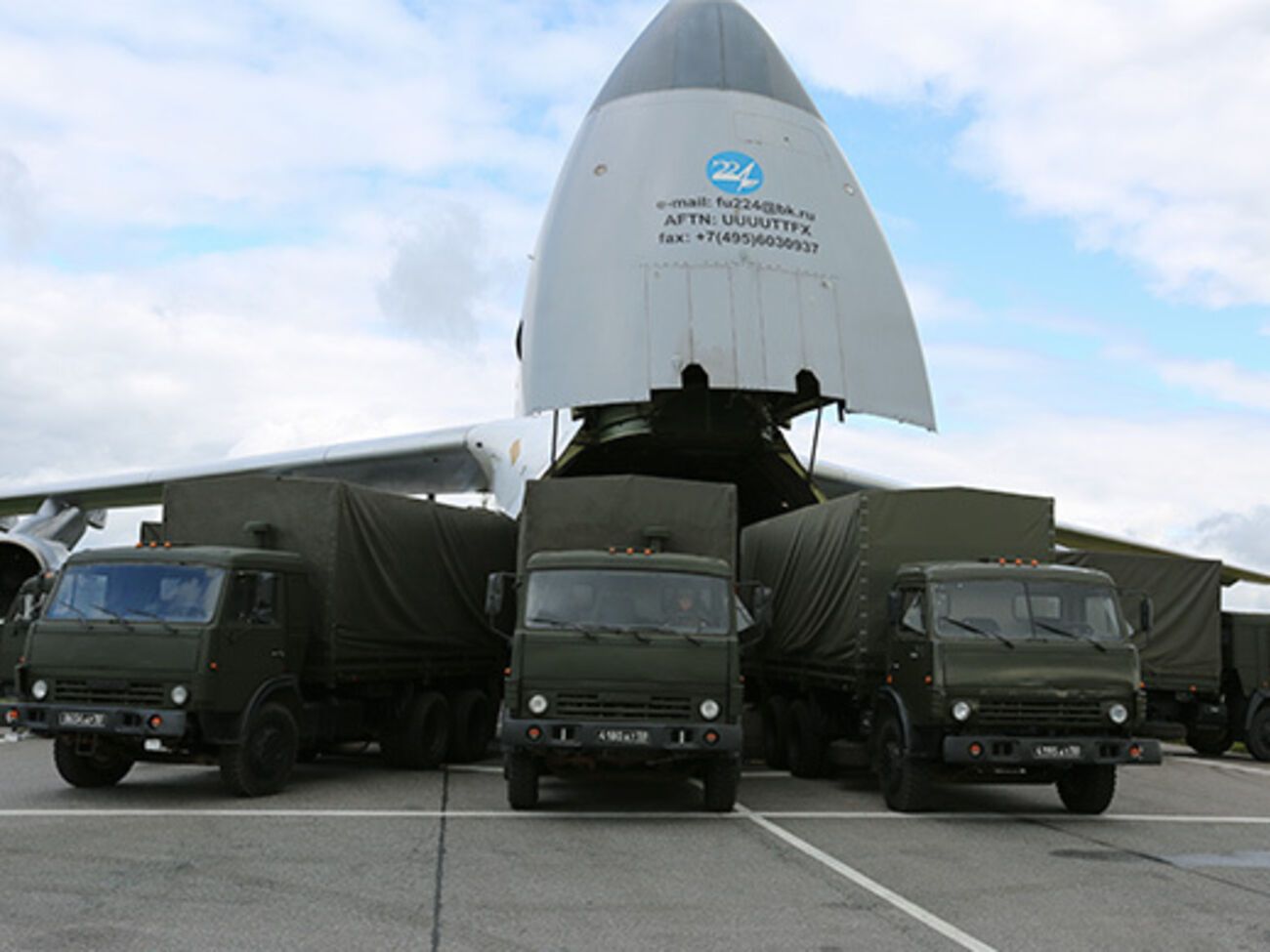 В Минобороны РФ отметили, что отправленное в Сирию оборудование предназначено для развертывания палаточного лагеря