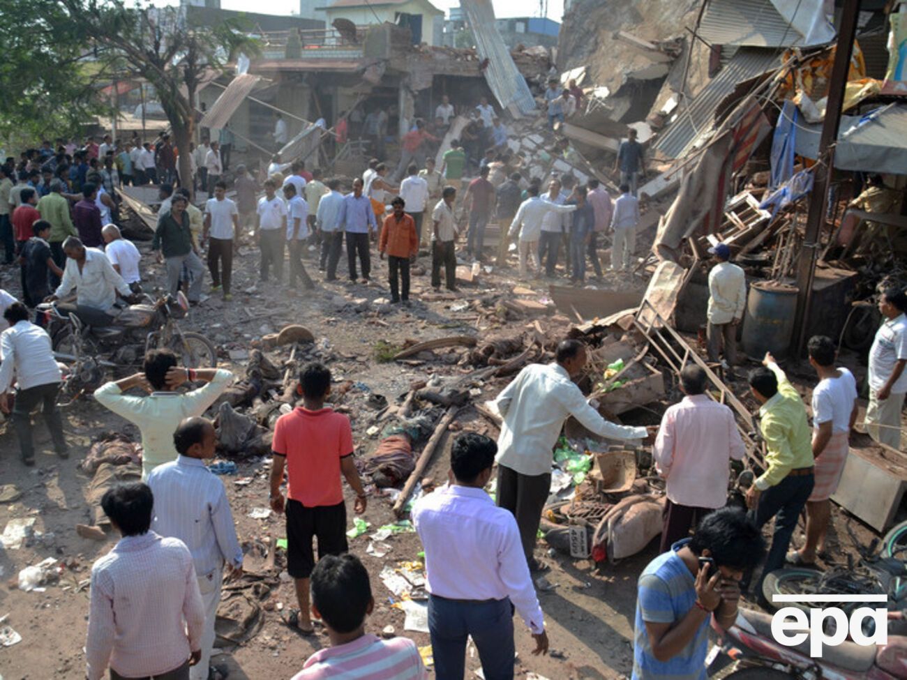 Ресторан был переполнен рабочими и школьниками, которые завтракали