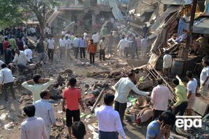 Ресторан был переполнен рабочими и школьниками, которые завтракали