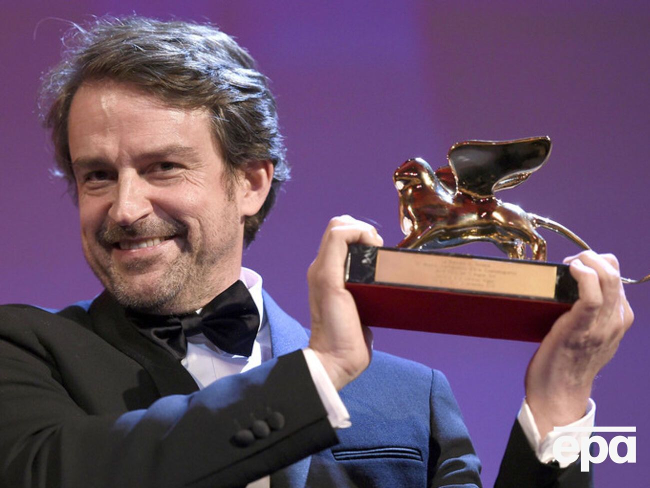 Фильм, снятый Лоренцо Вигаса, рассказывает о мужчине, который платит деньги уличным подросткам, чтобы посмотреть на их обнаженные тела