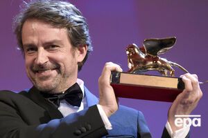 Фильм, снятый Лоренцо Вигаса, рассказывает о мужчине, который платит деньги уличным подросткам, чтобы посмотреть на их обнаженные тела