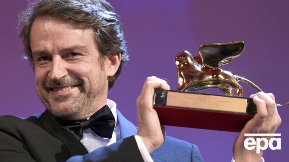 Фильм, снятый Лоренцо Вигаса, рассказывает о мужчине, который платит деньги уличным подросткам, чтобы посмотреть на их обнаженные тела