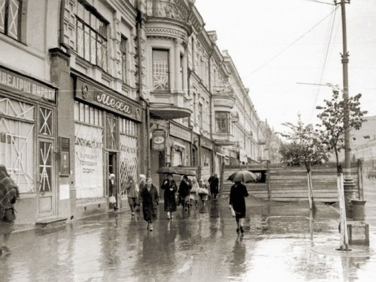 Баррикада на Крещатике между улицами Ленина (сейчас &mdash; Богдана Хмельницкого) и Свердлова (Прорезная), 1941 год