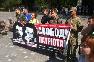 В Одессе сторонники "Правого сектора" требуют освободить Медведько и Полищука