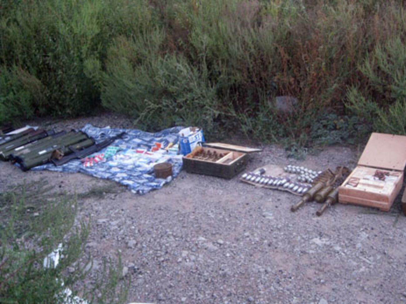 В тайнике были спрятаны гранатометы, автомат Калашникова, гранаты, около 3 тыс. патронов и лекарства