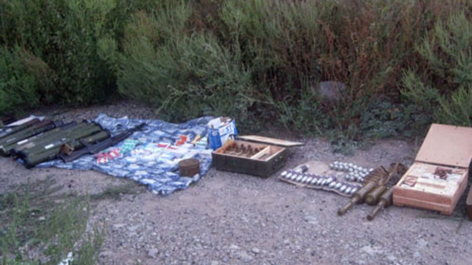 В тайнике были спрятаны гранатометы, автомат Калашникова, гранаты, около 3 тыс. патронов и лекарства