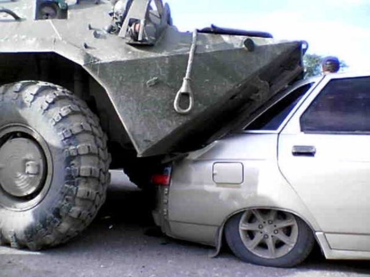 Командование сектора "М" обещало обнародовать подробности ДТП с участием военного БТРа позднее