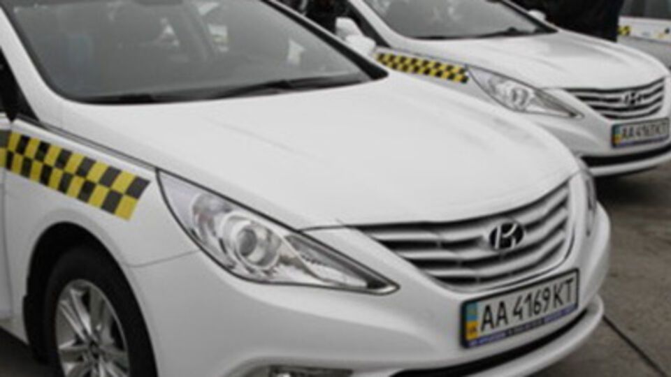 Водитель такси был ранен в лицо на ул. Пулюя в Киеве