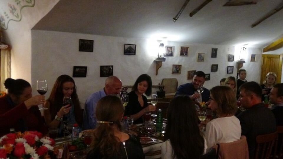 Александр Клименко устроил ужин для приглашенных семей из Украины