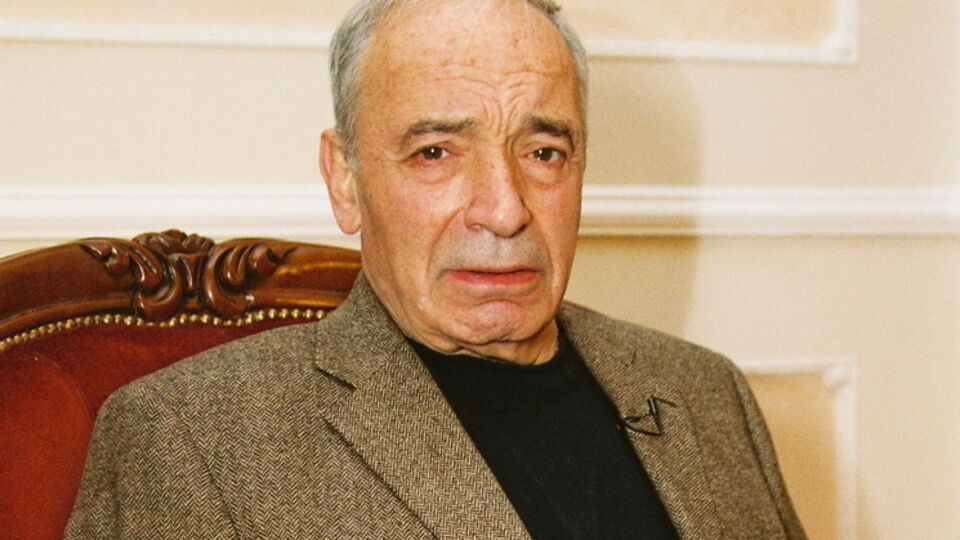 Валентин Гафт: Сколько у нас было великих деятелей, мы носили щиты с их портретами, кричали: "Да здравствует товарищ такой-то!" В итоге они оказались убийцами. Это политика