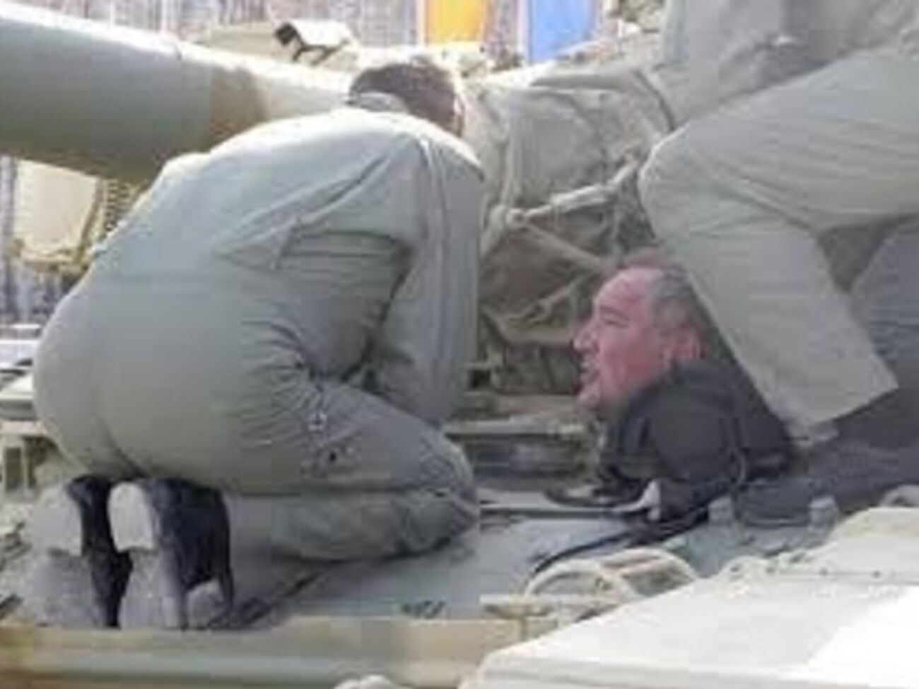 Депутата пять часов пыталась вытащить из танка служба безопасности