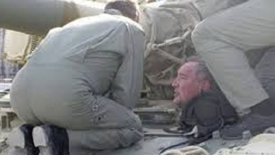 Депутата пять часов пыталась вытащить из танка служба безопасности