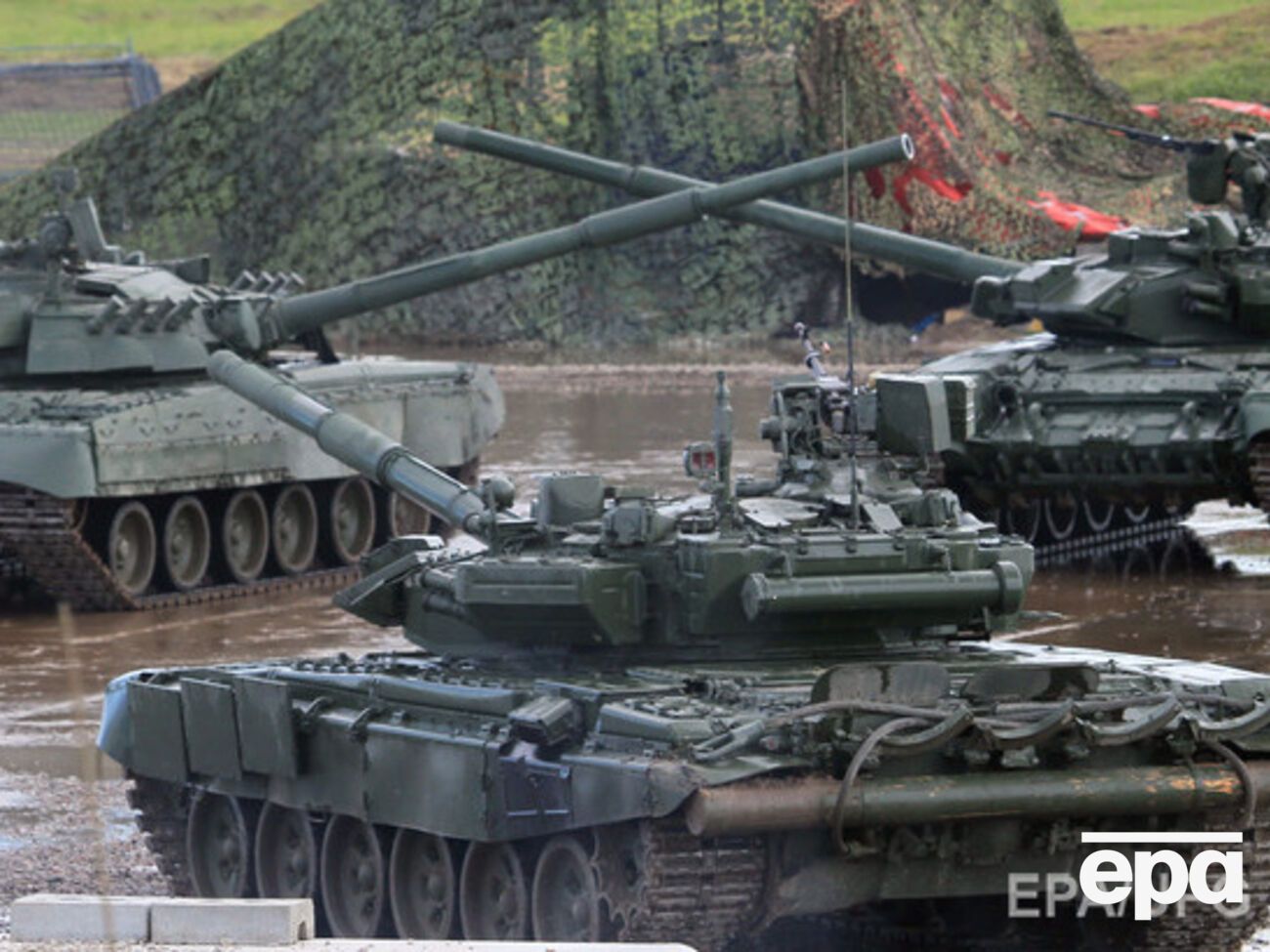 По словам американских чиновников, на сирийском аэродроме находятся российские танки и артиллерия