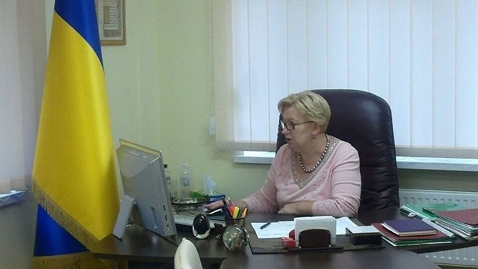 Журналист Братущак: На фото Вера Ульянченко в своем рабочем комитете читает на официальном сайте МВД информацию о своем розыске. Киев, 14 сентября 2015 года